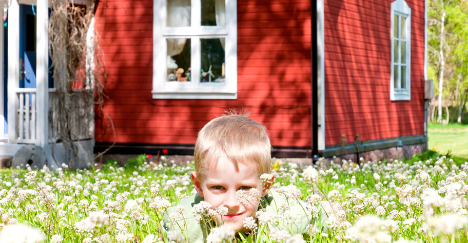 Familienfreundliche Hotels in Schweden Familien Ferien in Schweden Junge vor Blockhütte