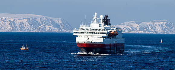 Durch die wunderschöne Winterlandschaft Norwegens auf dem Postschiff
