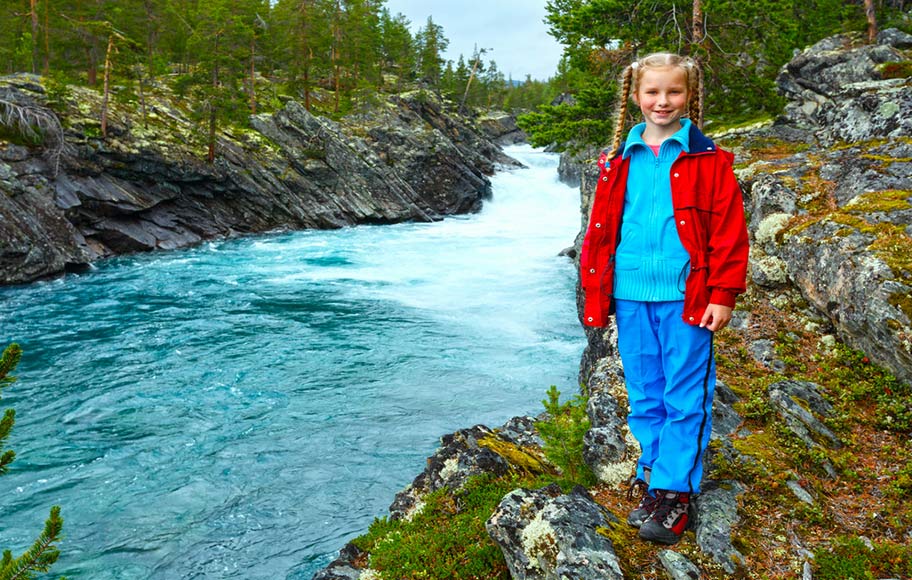 Norwegen Mädchen Fjord Natur Ferien buchen
