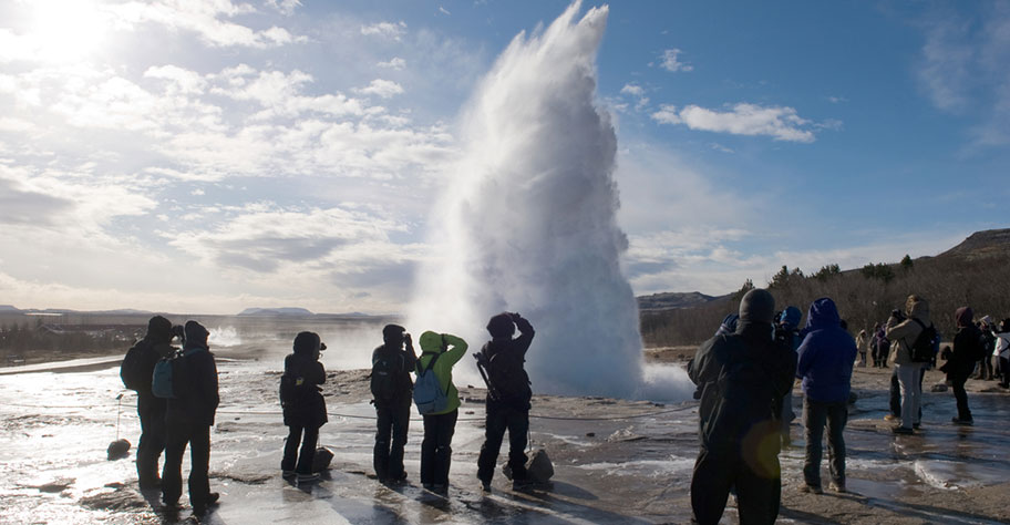 Strokkur Geysir Island Naturspektakel mit Touristen